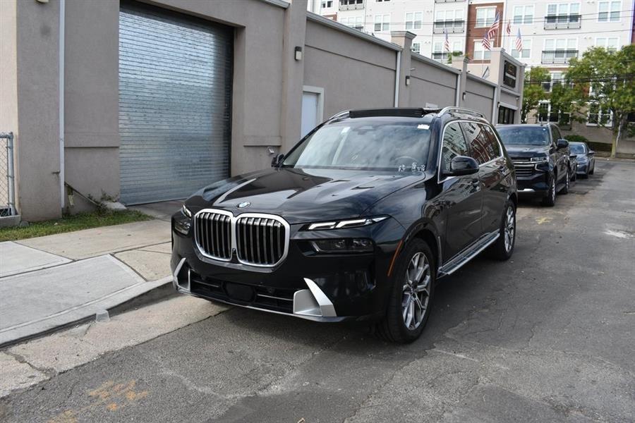 2025 BMW X7's photo