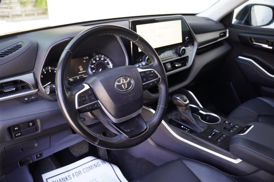 2023 Toyota Highlander XLE AWD's photo