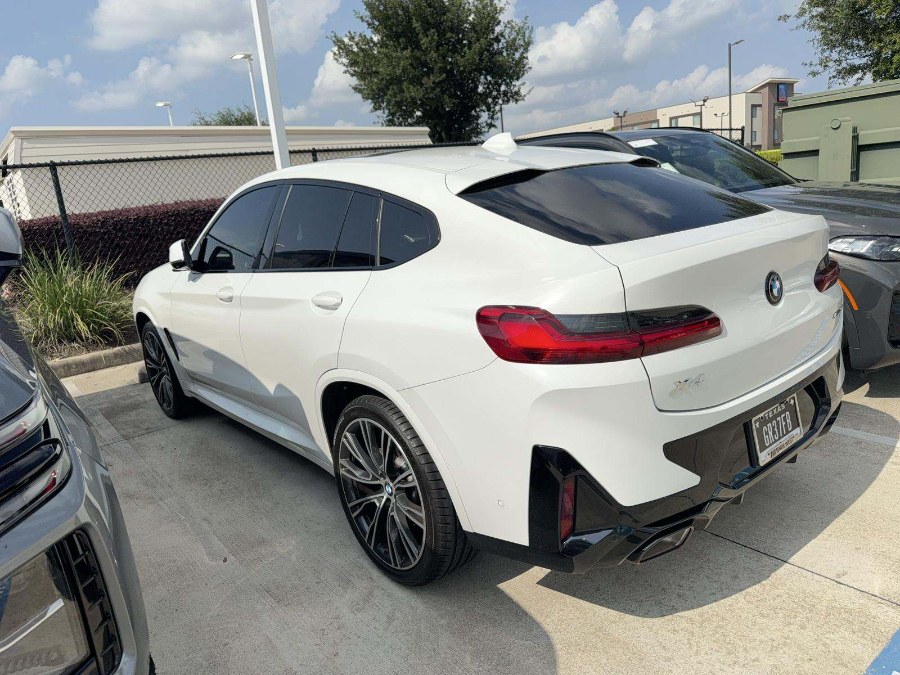 2023 BMW X4 xDrive30i's photo