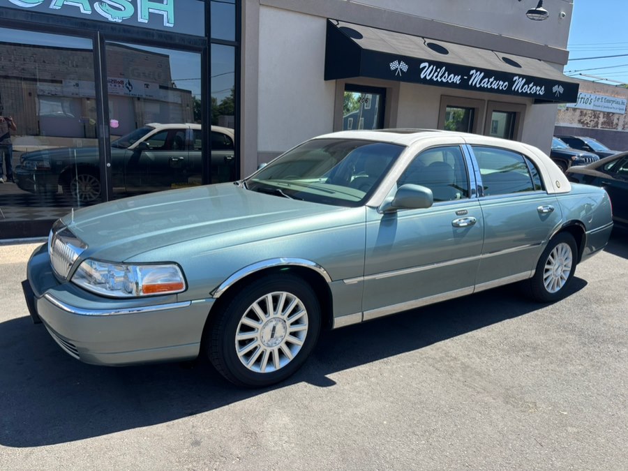 2004 Lincoln Town Car Signature's photo