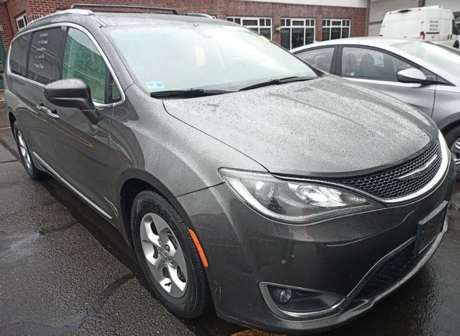 2017 Chrysler Pacifica Touring-L Plus's photo