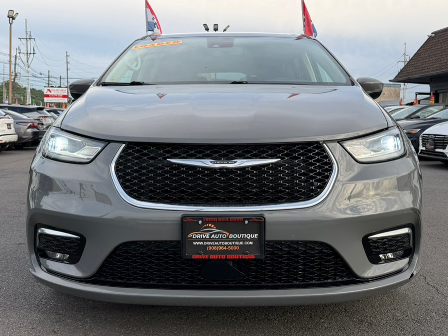2023 Chrysler Pacifica Touring L's photo