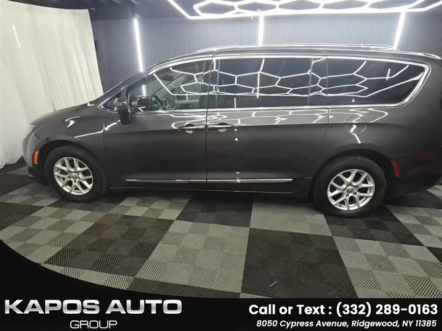 2020 Chrysler Pacifica Touring L's photo