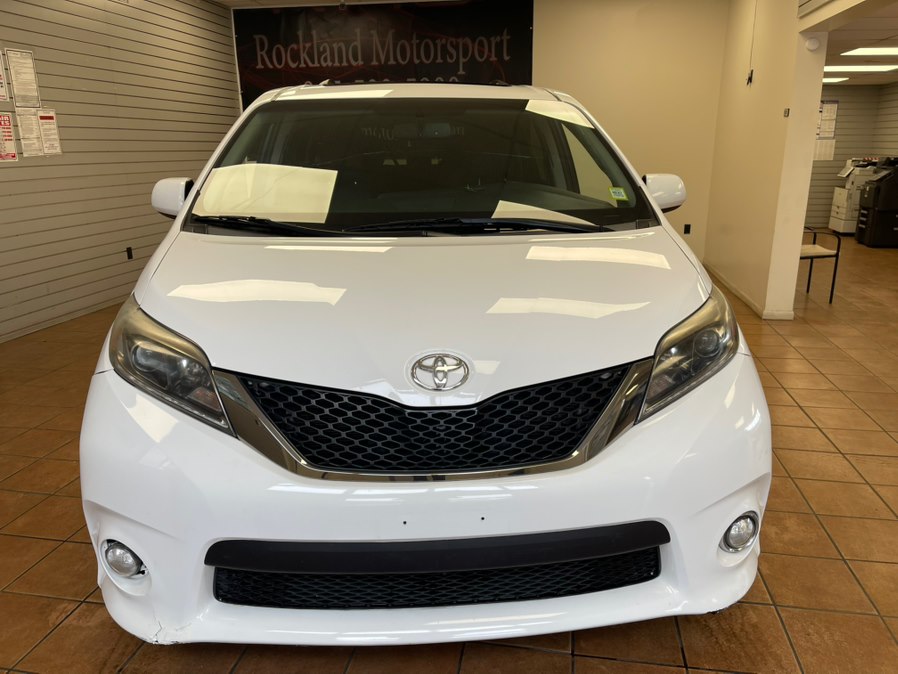 2017 Toyota Sienna SE V6 8-Passenger's photo