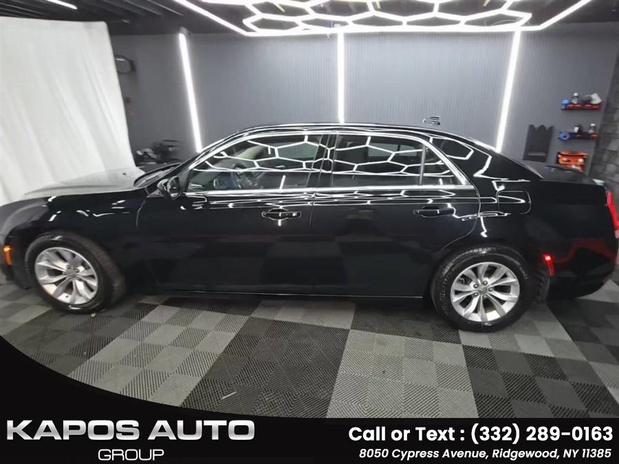 2023 Chrysler 300 Touring's photo