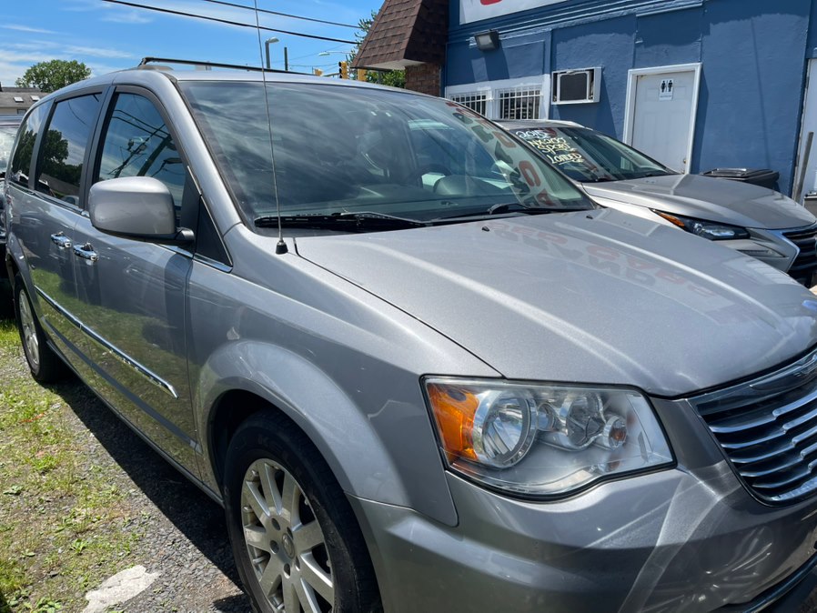 2015 Chrysler Town & Country Touring's photo