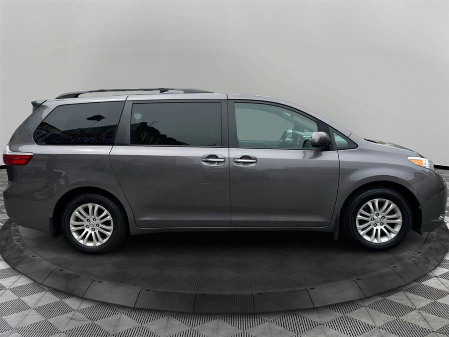 2017 Toyota Sienna XLE V6 7-Passenger Access Seat's photo