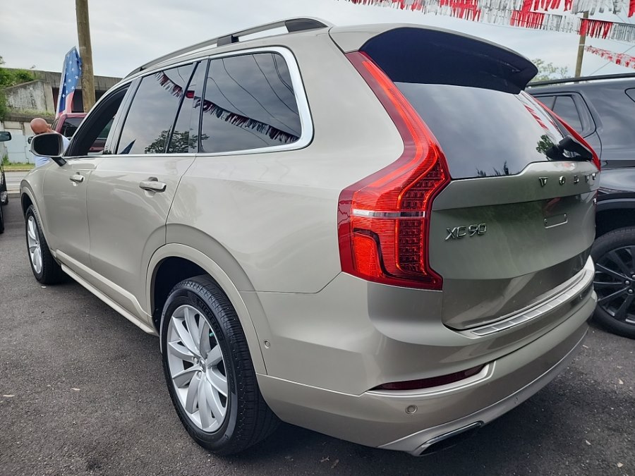 2017 Volvo XC90 T6 AWD Momentum's photo