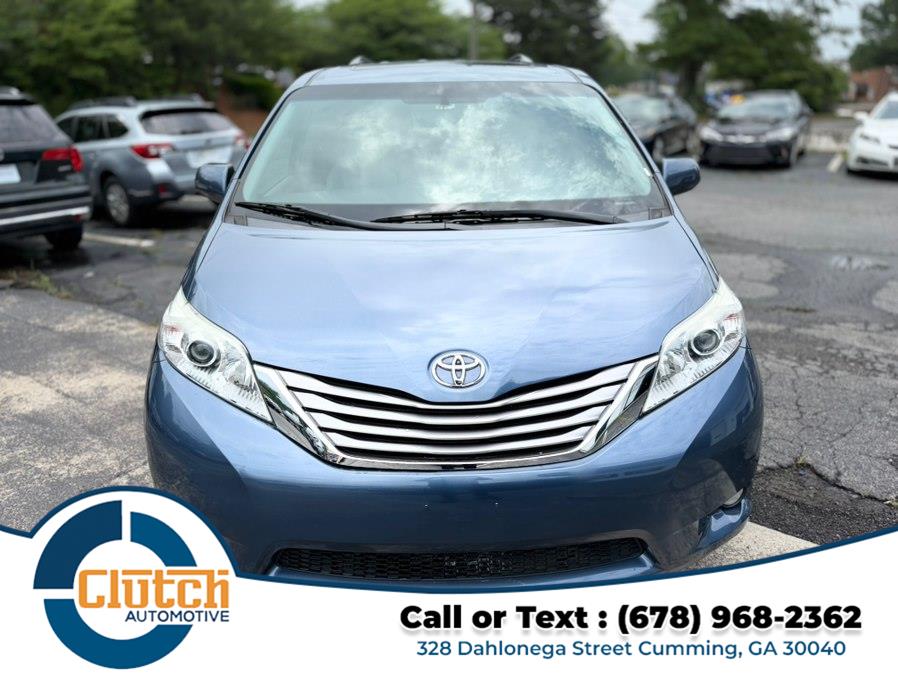 2017 Toyota Sienna XLE V6 7-Passenger Access Seat's photo