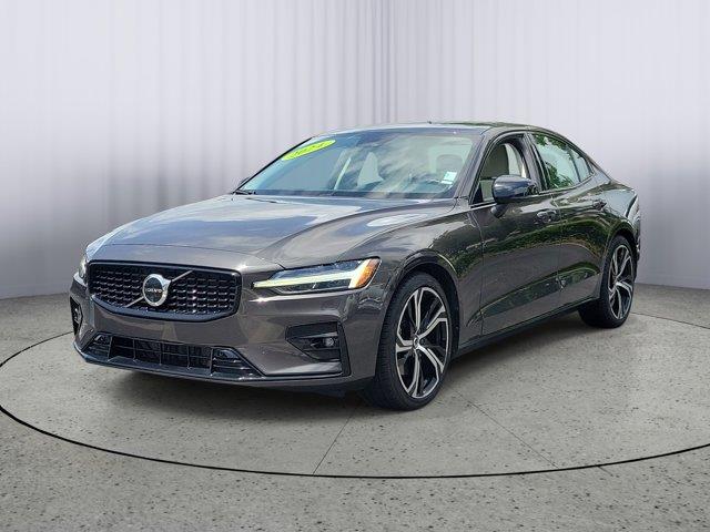 2024 Volvo S60 B5 Plus Dark Theme's photo