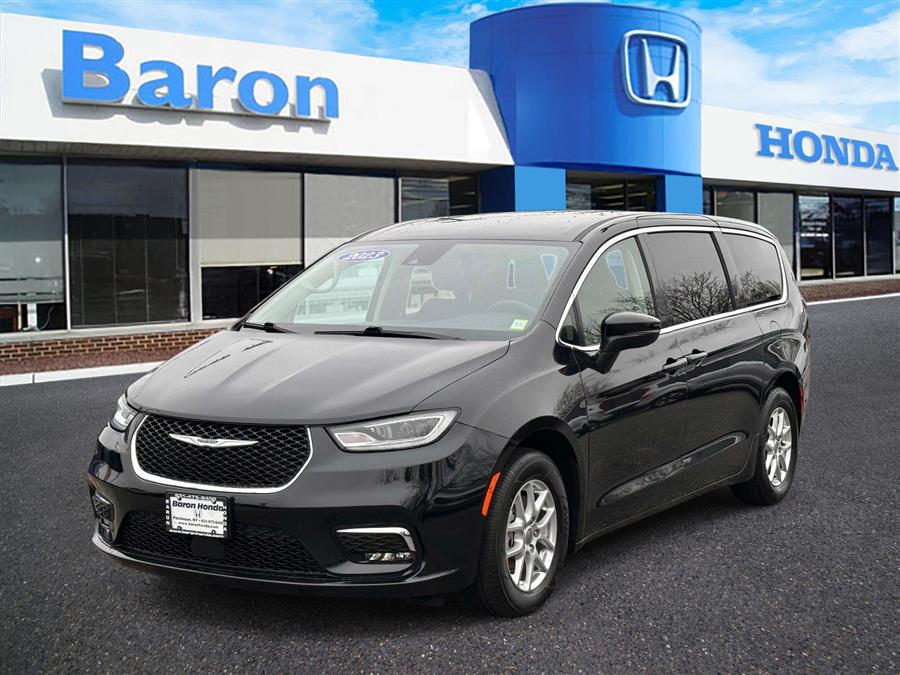 2023 Chrysler Pacifica Touring L's photo
