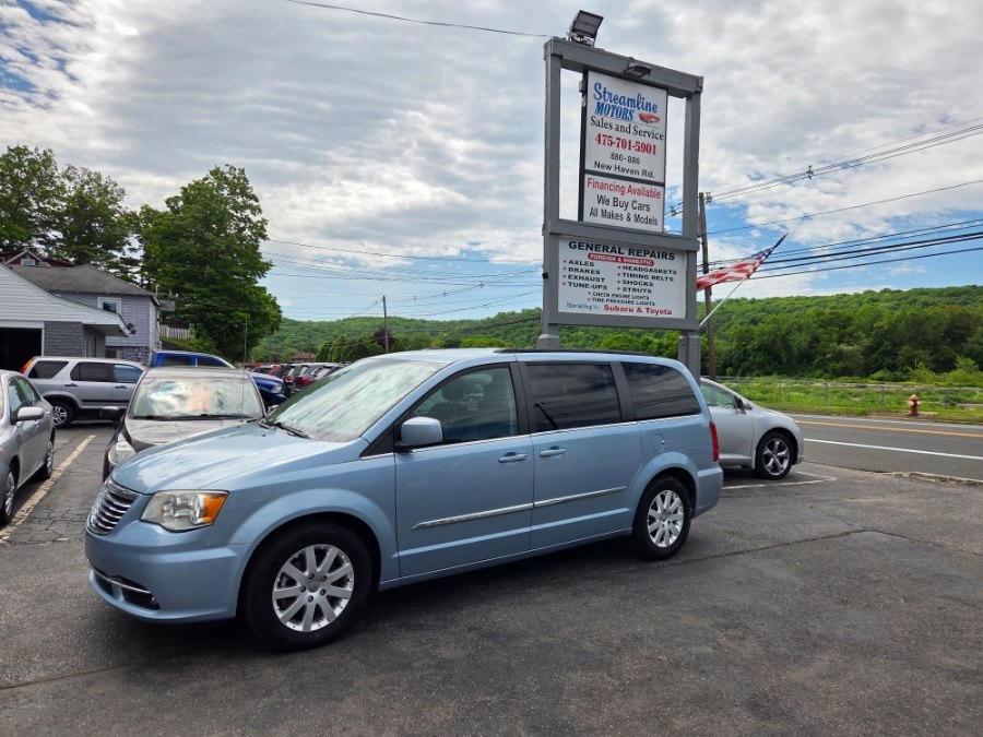 2013 Chrysler Town & Country Touring's photo