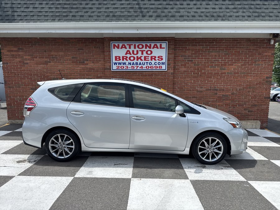 2015 Toyota Prius v Five's photo