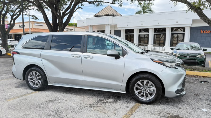 2022 Toyota Sienna LE 8-Passenger Hybrid FWD's photo
