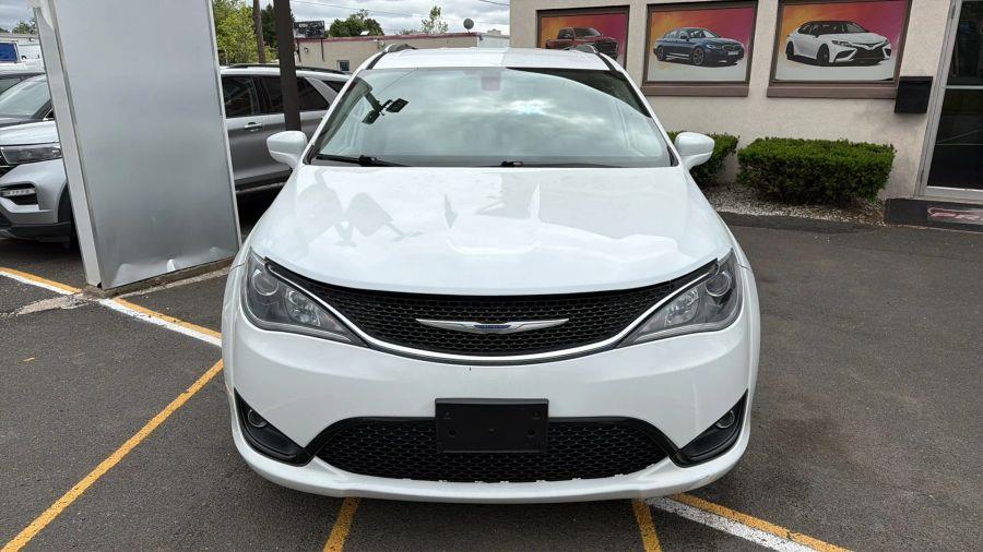 2018 Chrysler Pacifica Touring L's photo