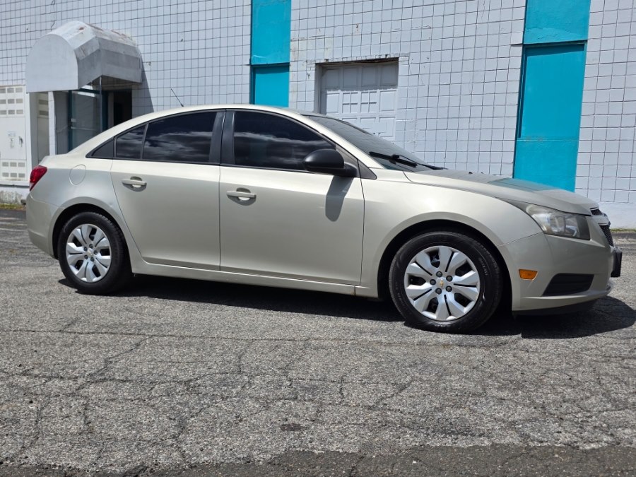 2014 Chevrolet Cruze LS Auto's photo