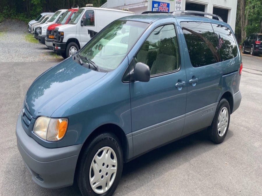 2003 Toyota Sienna CE's photo