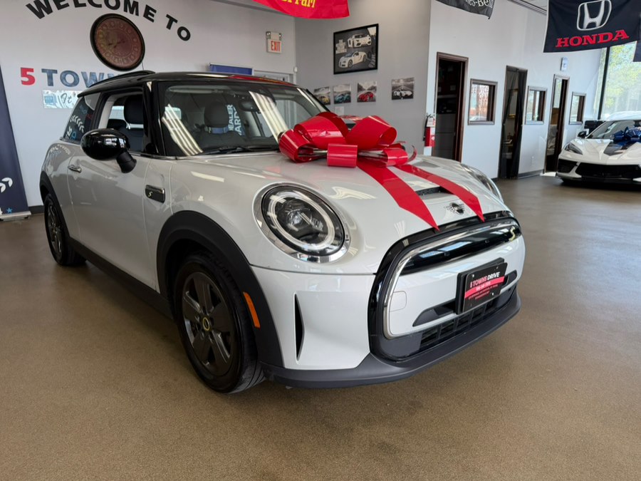 2023 MINI Hardtop Cooper SE's photo
