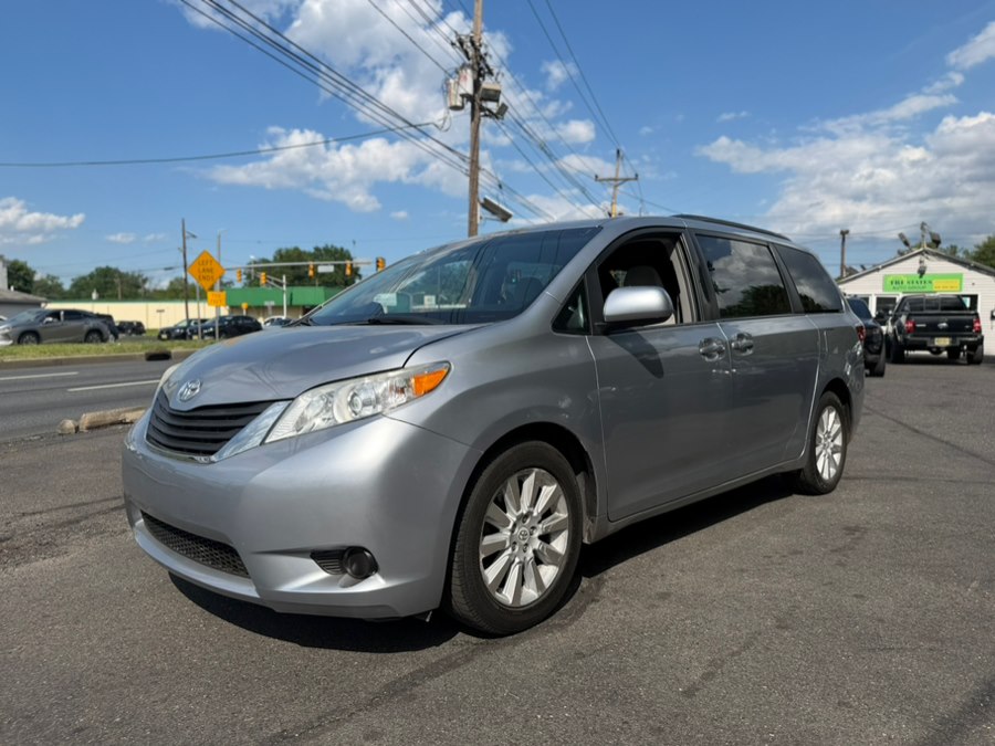 2015 Toyota Sienna LE V6 AWD 7-Passenger's photo