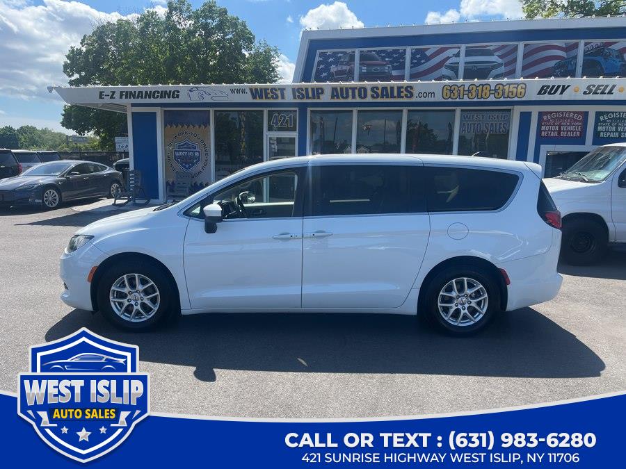 2022 Chrysler Voyager's photo