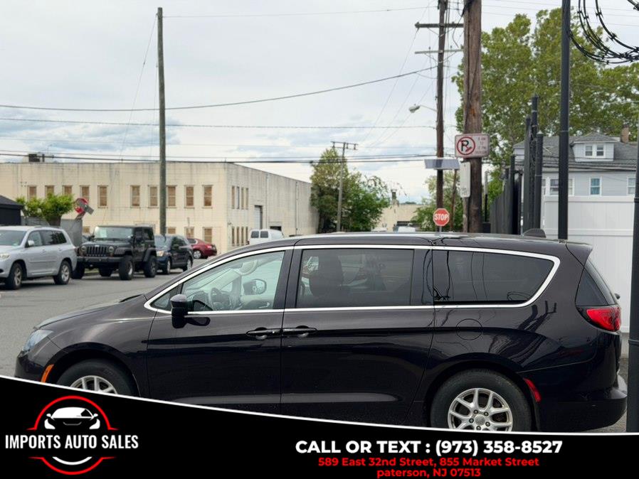 2017 Chrysler Pacifica Touring's photo