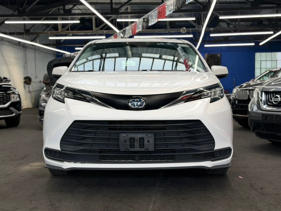 2021 Toyota Sienna LE 8-Passenger Hybrid FWD's photo