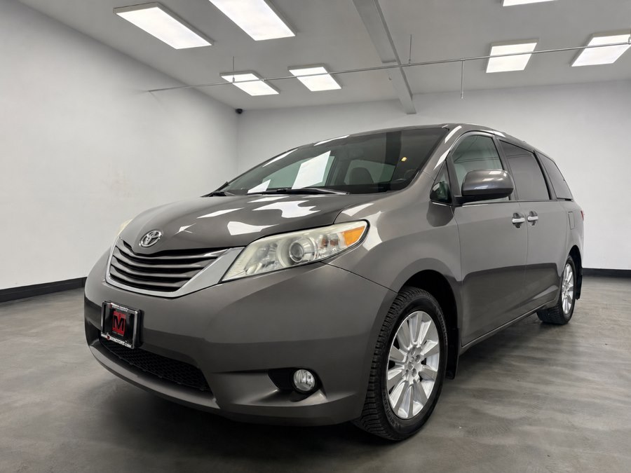 2015 Toyota Sienna XLE V6 AWD 7-Passenger's photo