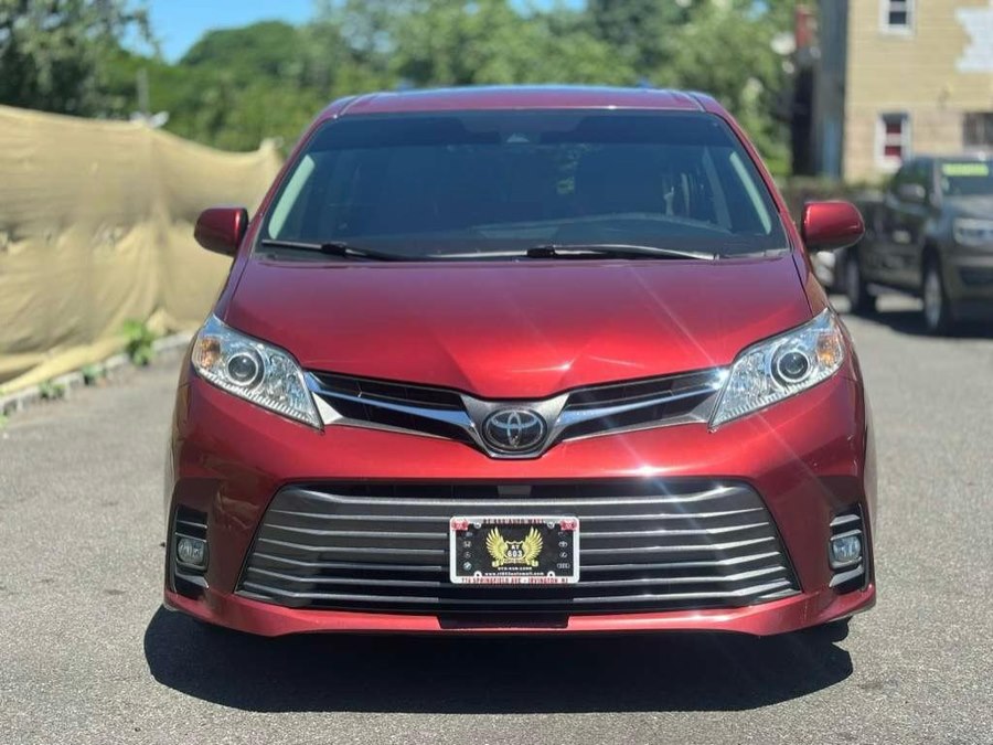 2020 Toyota Sienna XLE Premium V6 8-Passenger FWD's photo