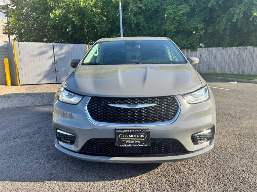 2023 Chrysler Pacifica Touring L's photo
