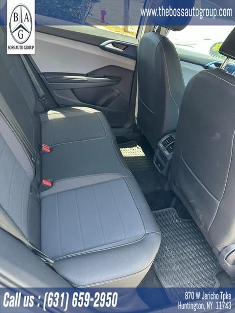 2024 Volkswagen Taos 1.5T SE 4Motion's photo