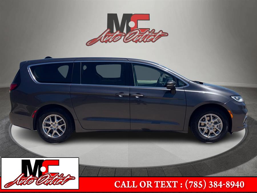 2023 Chrysler Pacifica Touring L's photo