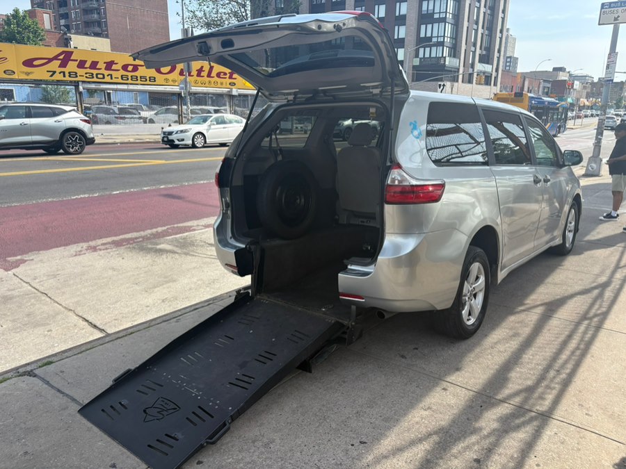 2019 Toyota Sienna L V6 7-Passenger's photo
