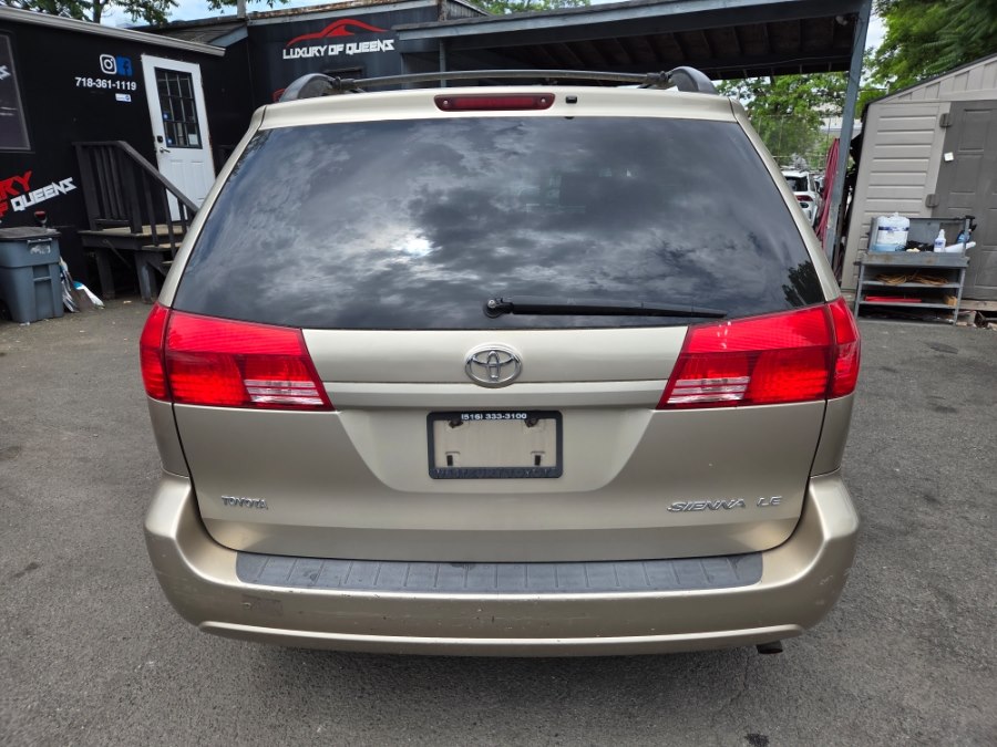 2004 Toyota Sienna LE 8-Passenger's photo